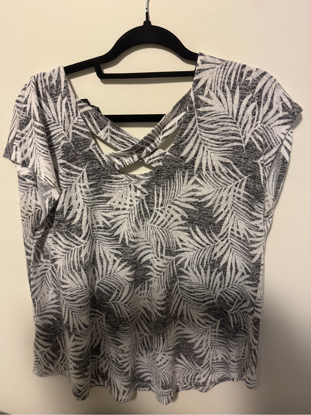 bobeau Black and White Palm-Print Short Sleeve Top with Crisscross Back